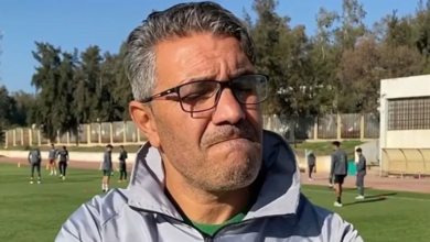 تسبب مدرب منتخب الجزائر في جدل بعد صفع عدد من لاعبيه خلال مباراة مع تونس