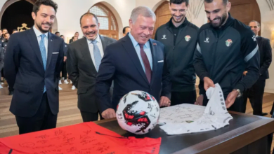 ملك الأردن يمنح لاعبي النشامى ميدالية اليوبيل الفضي