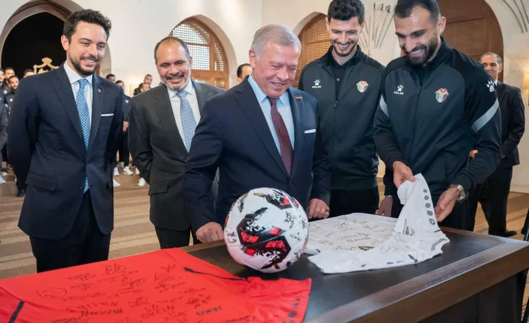 ملك الأردن يمنح لاعبي النشامى ميدالية اليوبيل الفضي