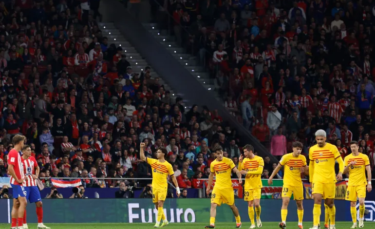 برشلونة يهزم أتلتيكو ويتمسك بأمل منافسة ريال مدريد على لقب الدوري الإسباني