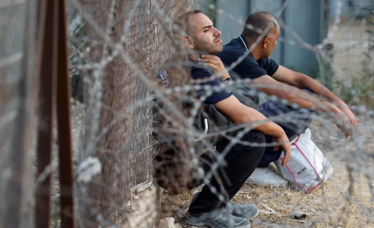 بلومبيرغ: حظر إسرائيل للعمال الفلسطينيين يضر باقتصادها