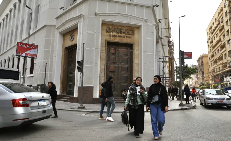 مصر تشهد تعافيا اقتصاديا بعد أزمة عملة حادة هل هو مستدام؟