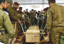 الاحتلال يعترف بمقتل 3 جنود بغزة ويقصف مجددا حشودا تنتظر مساعدات