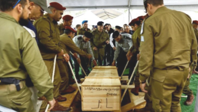 الاحتلال يعترف بمقتل 3 جنود بغزة ويقصف مجددا حشودا تنتظر مساعدات