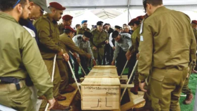 الاحتلال يعترف بمقتل 3 جنود بغزة ويقصف مجددا حشودا تنتظر مساعدات
