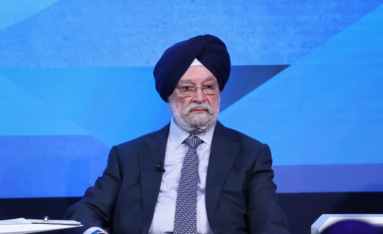 وزير النفط الهندي يتهم أوبك بالمسؤولية عن تقلبات سوق النفط