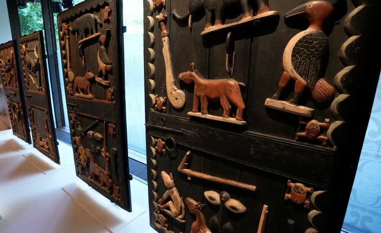 لا تشمل الآثار العربية المتاحف الفرنسية تبحث إعادة قطع أثرية أفريقية نهبت خلال الاستعمار