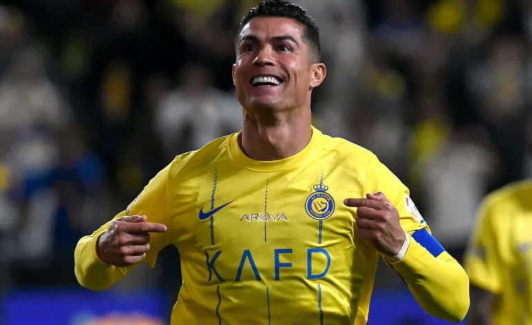 رونالدو يتفوق على أساطير الكرة العالمية ويقترب من رقم قياسي فريد