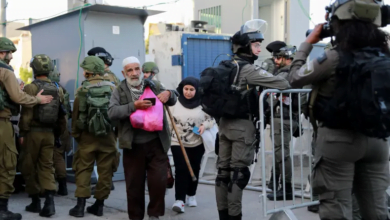 الاحتلال يعتدي على مصلين في باحات الأقصى