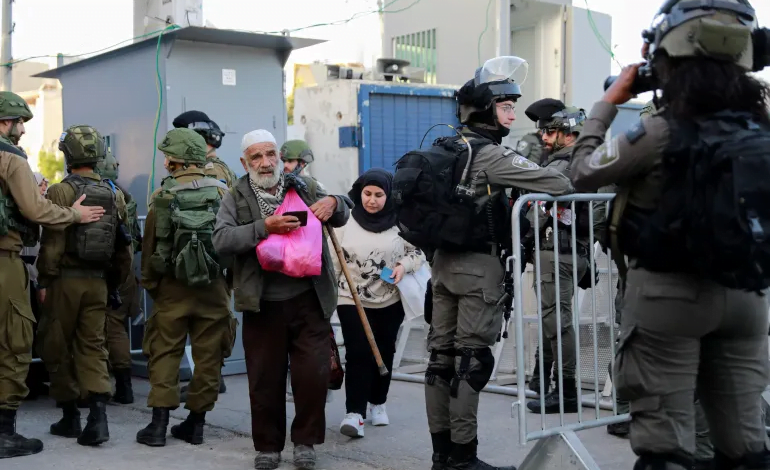 الاحتلال يعتدي على مصلين في باحات الأقصى