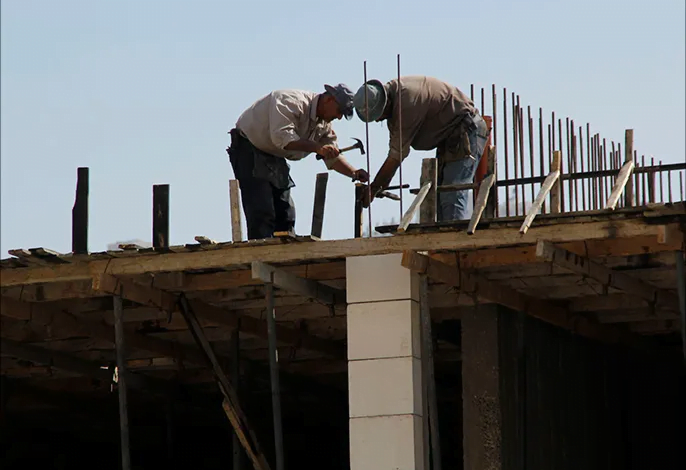 ينذر بانهيار قطاعي البناء والزراعة منع العمالة الفلسطينية يفاقم أزمات إسرائيل