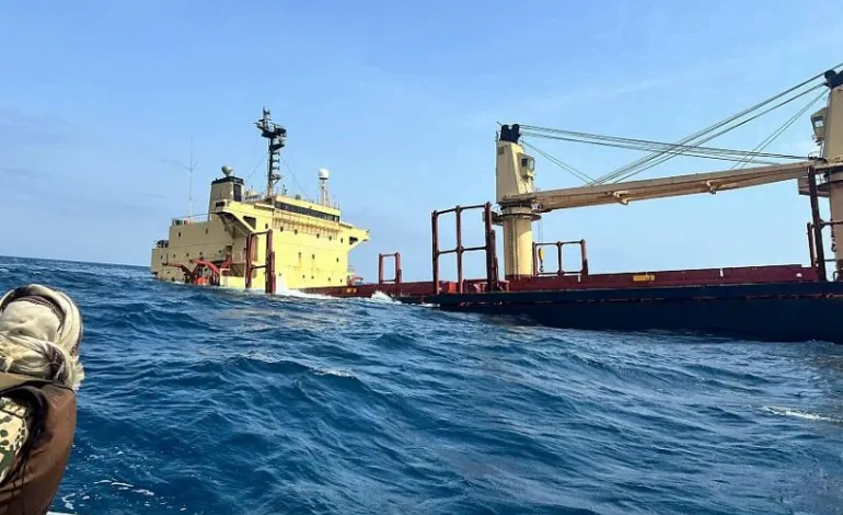 استهداف سفينة قبالة اليمن ونجاة أخرى من هجوم صاروخي