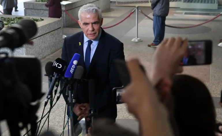 لبيد: صفقة تبادل الأسرى صعبة لكنها لا تزال ممكنة