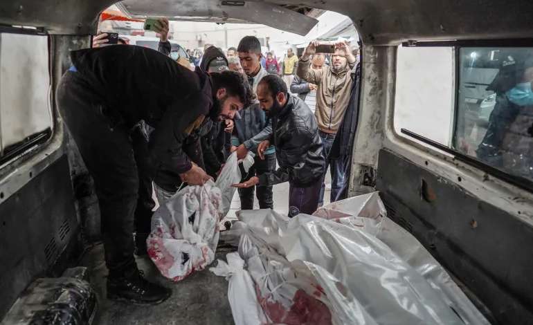 الاحتلال يرتكب مجزرة جديدة بغزة ويواصل قصف مخيم النصيرات