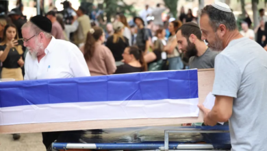 إسرائيل تستعيد جثث أسرى بغزة والعائلات تطالب باستئناف المفاوضات