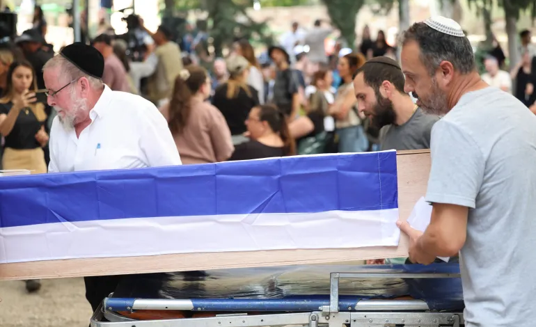إسرائيل تستعيد جثث أسرى بغزة والعائلات تطالب باستئناف المفاوضات