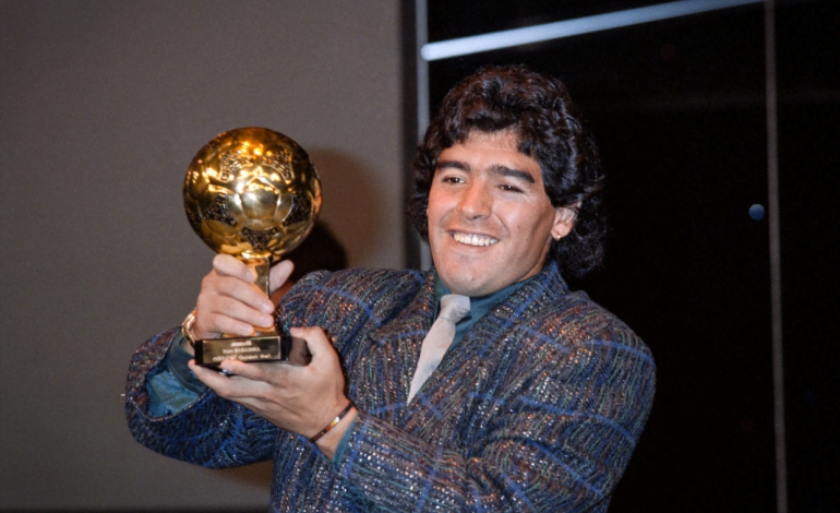 ورثة مارادونا يحاولون تجميد عملية بيع "كرة ذهبية" ظفر بها في مونديال 1986