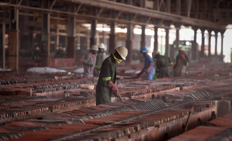 الذهب والفضة والنحاس تتفوق على الأسهم في 2024