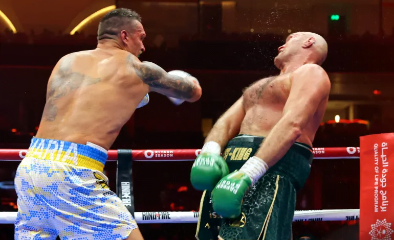 الملاكم الأوكراني أوسيك يهزم فيوري ويفرض نفسه بطلا عالميا للوزن الثقيل