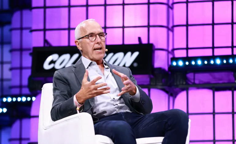 مالك نادي مرسيليا يخطط لشراء تيك توك لبناء إنترنت جديد "يحمي الأجيال"