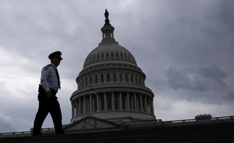 وول ستريت: استمرار ارتفاع الديون الأميركية يهدد بزوال إمبراطوريتها