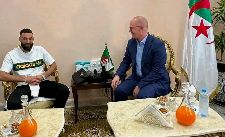 كريم بنزيمة يدعم الجزائر من المدرجات في تصفيات كأس العالم