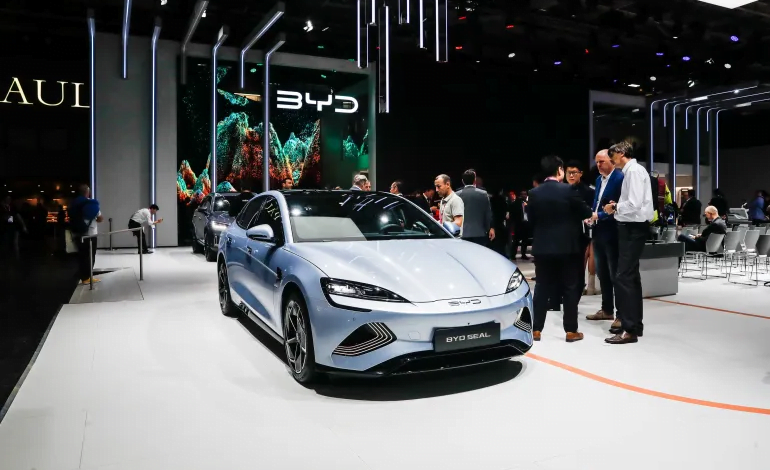 بي واي دي الصينية تقلص الفارق مع تسلا بقفزة في مبيعات سياراتها الكهربائية